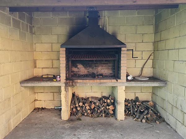 Barbacoa de carbón y leña