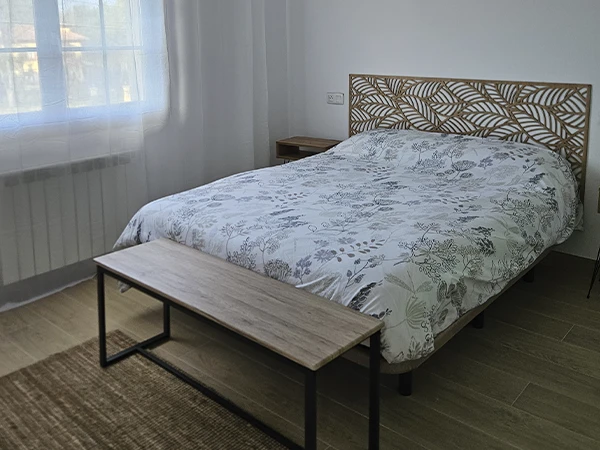 Dormitorio con cama de matrimonio