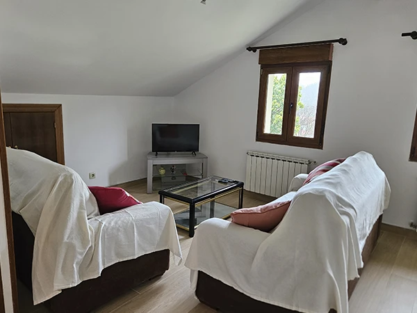 Sala descanso con televisor